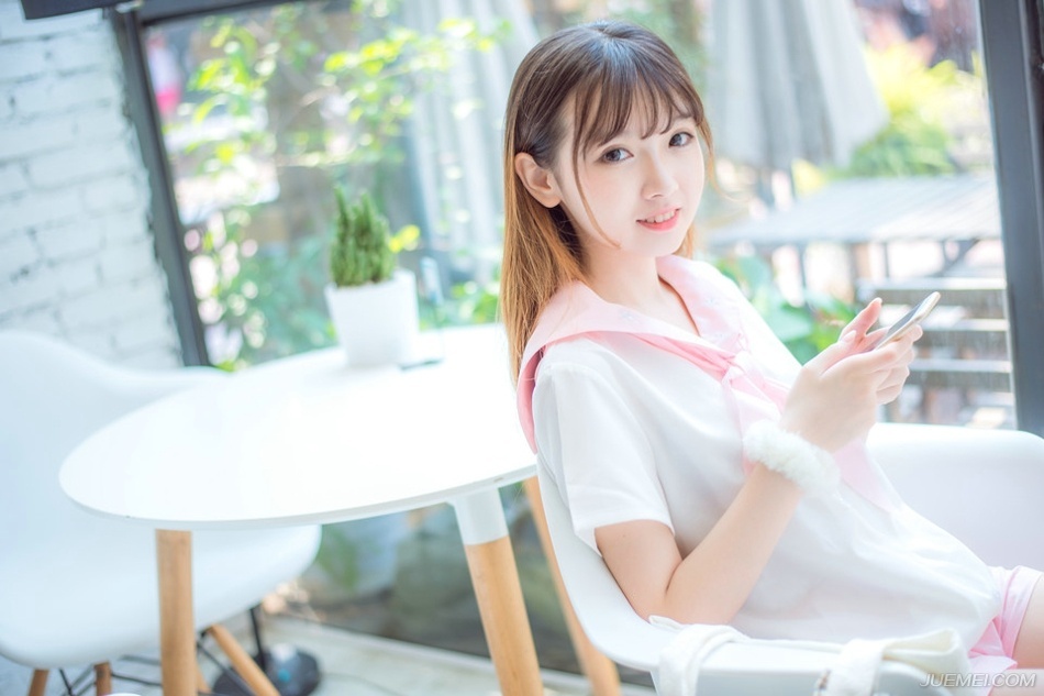 “哦？”看着一副我知道内情表情的管家，孟达眉头微微皱起：“这件事我无法做主，当由主公决断，不过主公如今不在城中，你随我来。”